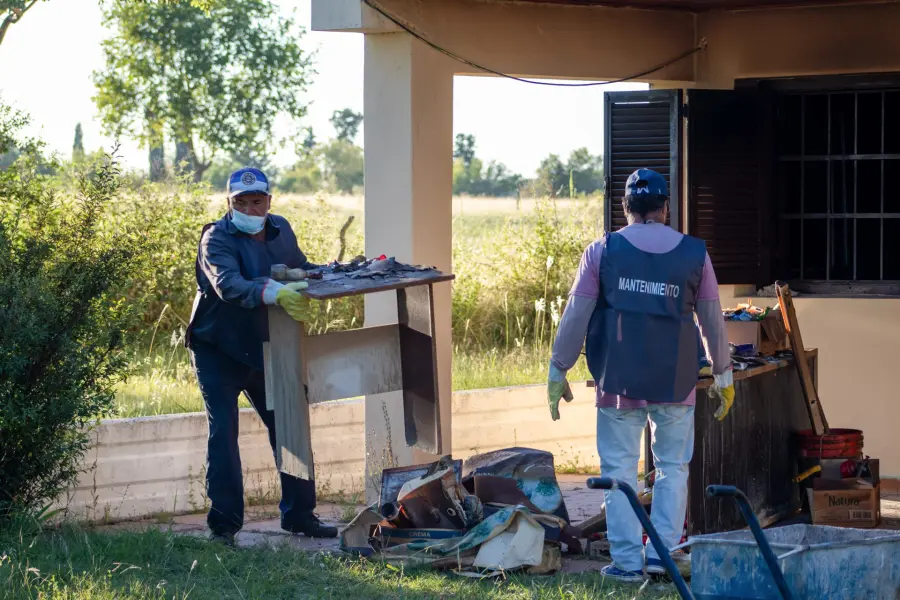 Obras de reparaci&oacute;n en la escuela de Piedras Blancas