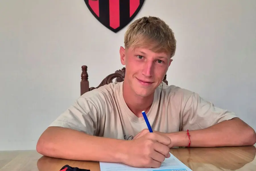 Ignacio Giacinti firm&oacute; el contrato este martes. Foto: Prensa Patronato.