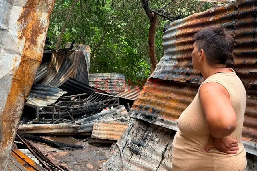 Incendio en barrio Macarone de Paran&aacute; (foto Elonce)