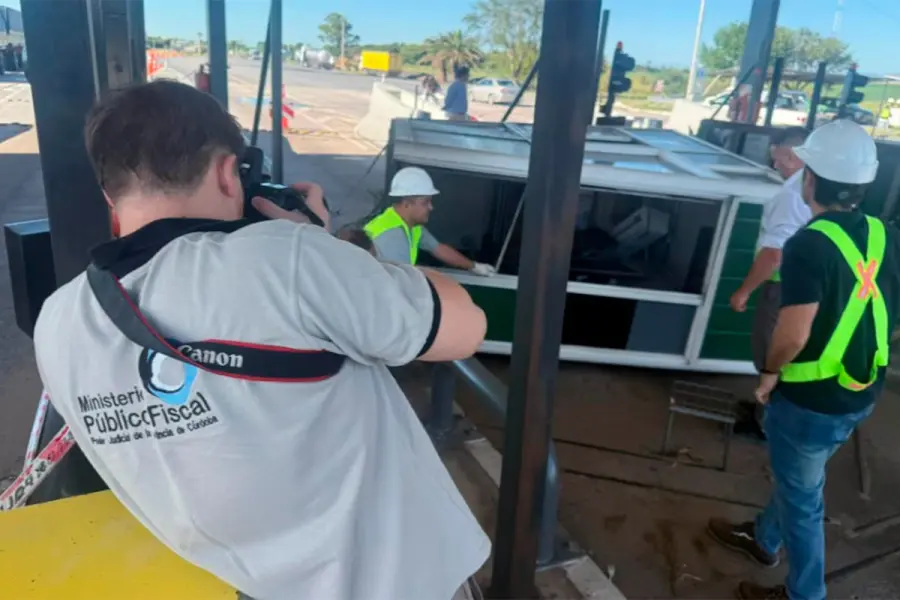 Las cabinas fueron retiradas del peaje tras la tormenta fatal (foto El Doce TV)