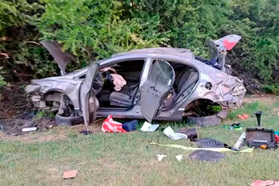 El auto del polic&iacute;a tras el impacto. Foto: X.