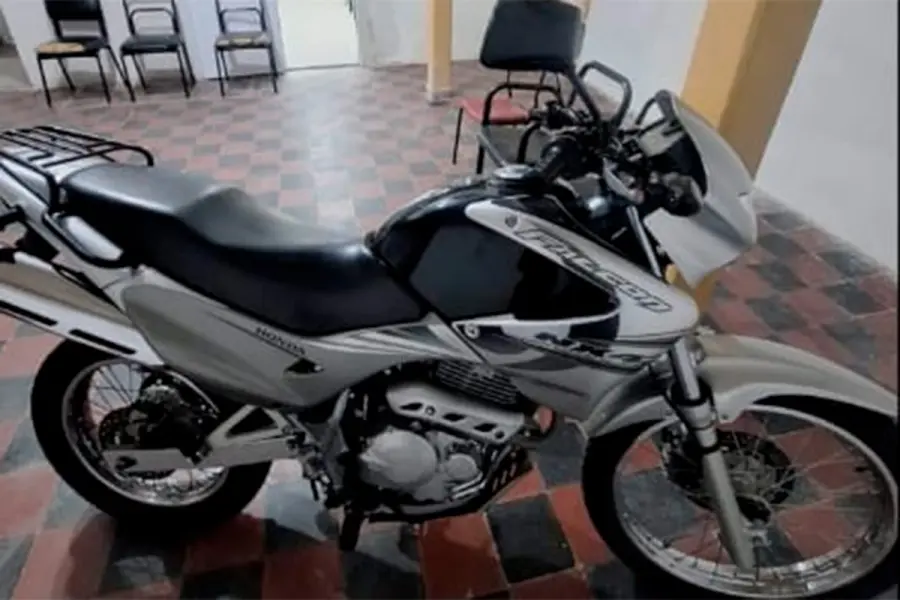 Huy&oacute; de la polic&iacute;a y se ocult&oacute; en una casa: ten&iacute;a un arma cargada y "una suma significativa dinero"