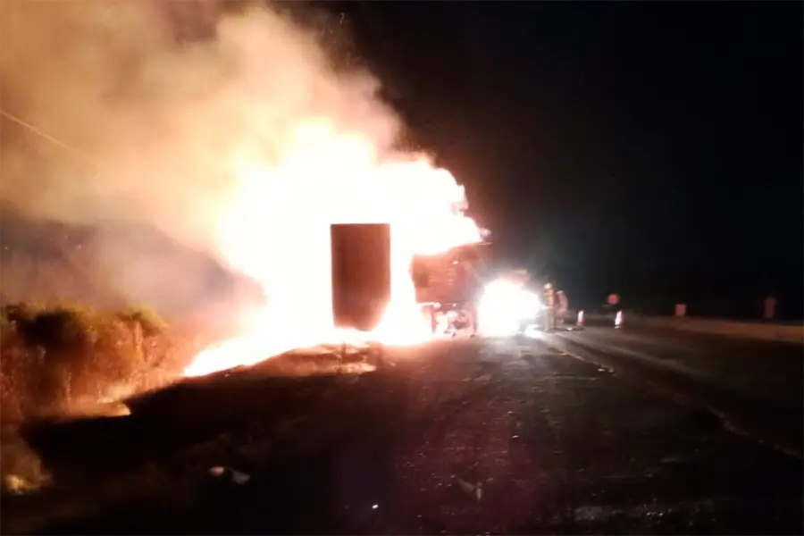 Se prendi&oacute; fuego un cami&oacute;n que transporta pallets de madera en la ruta 12