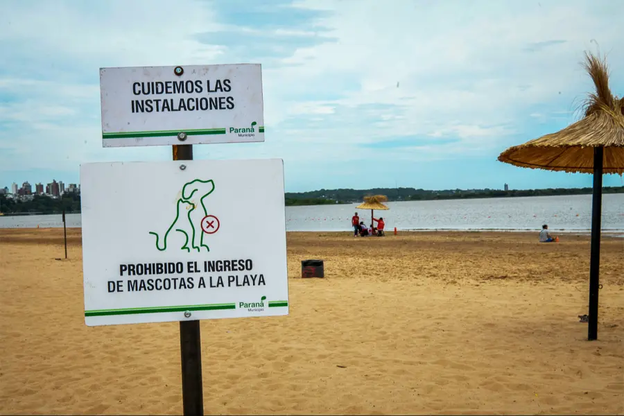 Carteler&iacute;a en el balneario Thompson. Foto: Elonce.