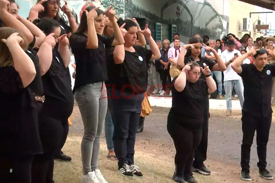Integrantes de Mensajes al Viento en la interpretaci&oacute;n del himno nacional