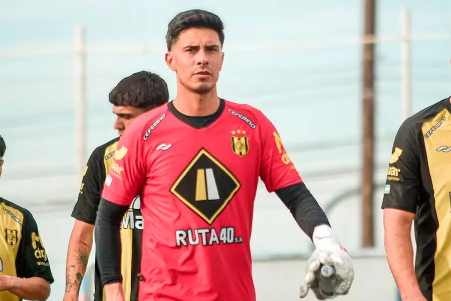 Mauricio Nievas, arquero de Deportivo Madryn (foto @maurinievas)