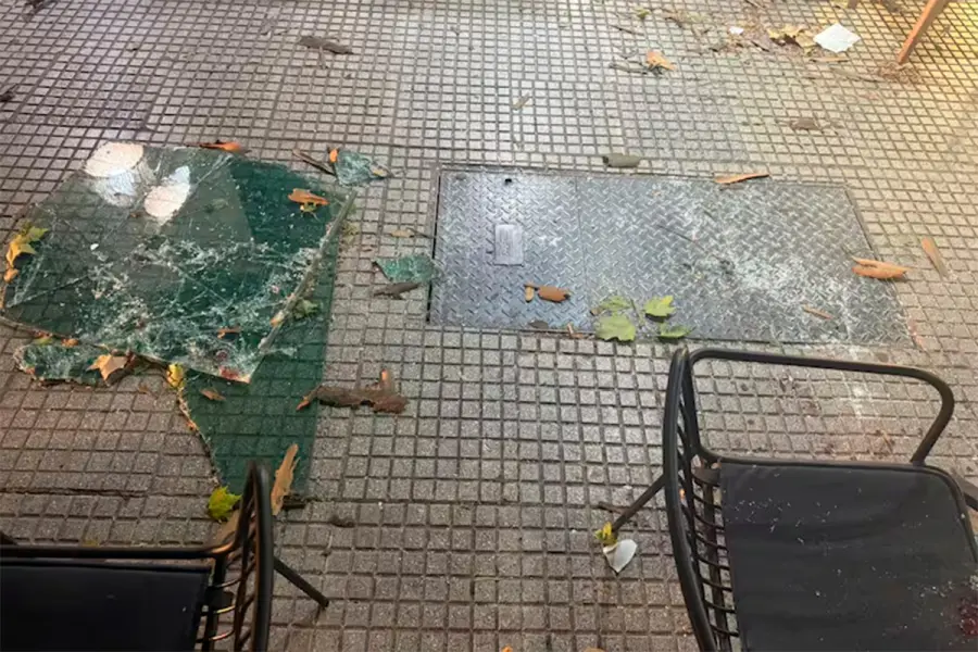 El vidrio que cay&oacute; de un cuarto piso (foto La Naci&oacute;n)