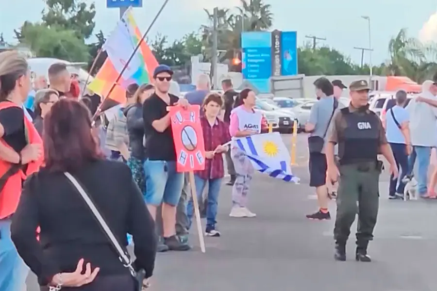 El objetivo es dar a conocer el reclamo a los turistas. Foto: Elonce.