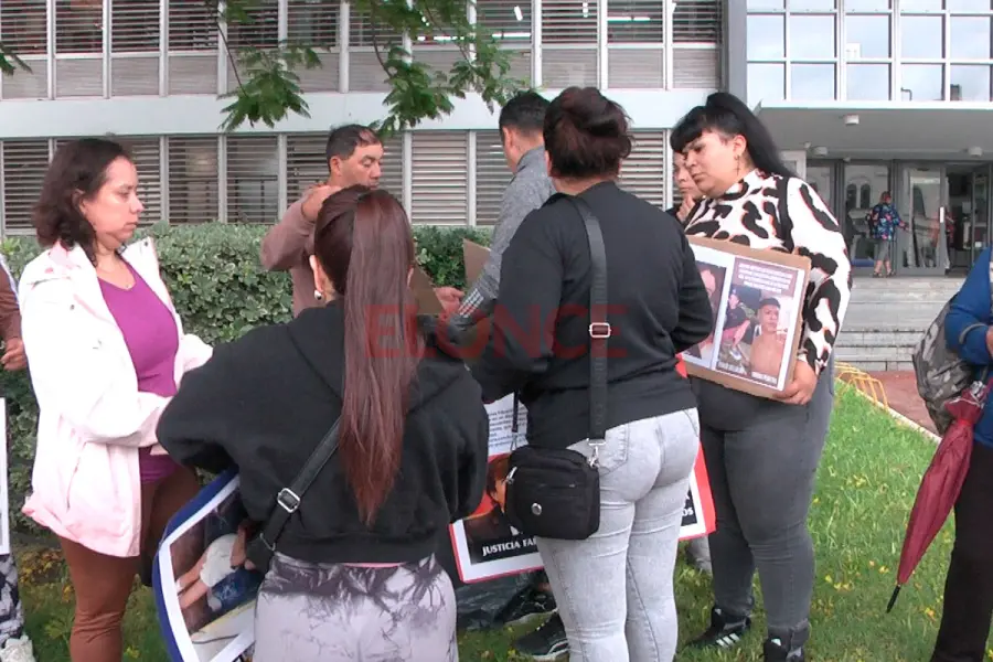 Familiares se juntaron frente a tribunales. Foto: Elonce.