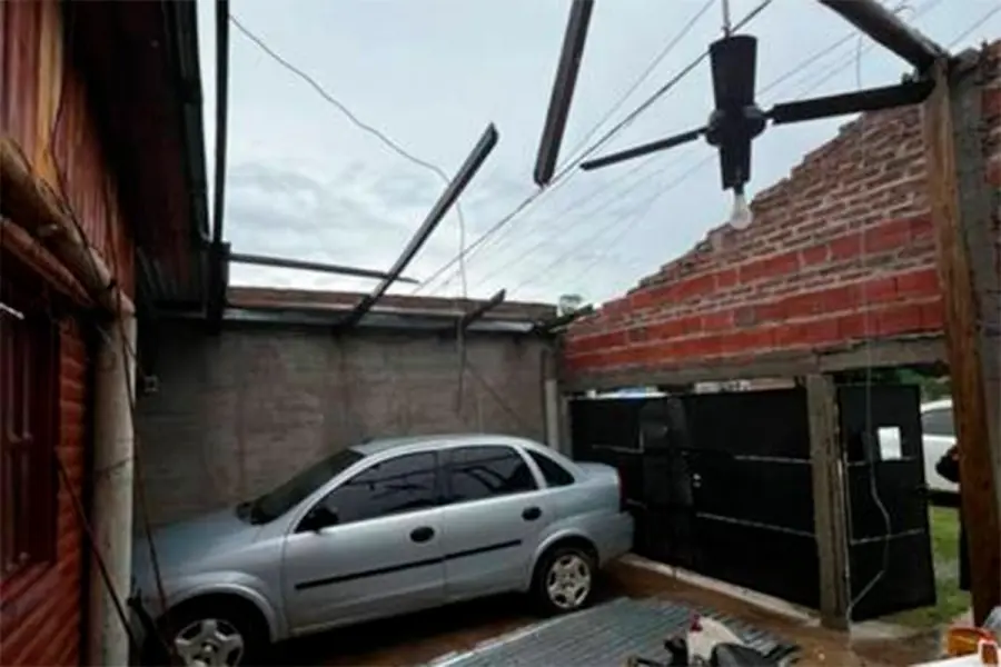 Un violento temporal provoc&oacute; voladuras de techos y dej&oacute; al menos 20 familias afectadas