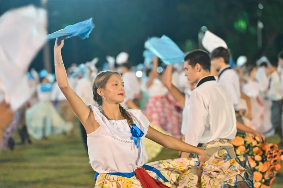 Con 600 bailarines, un ballet ti&ntilde;&oacute; de celeste y blanco la segunda noche del festival de Diamante