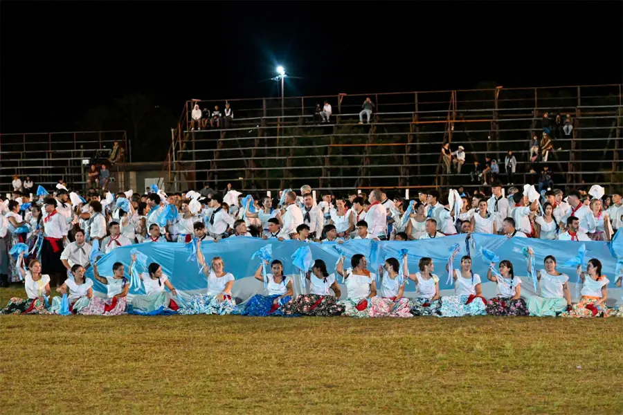 Con 600 bailarines, un ballet ti&ntilde;&oacute; de celeste y blanco la segunda noche del festival de Diamante-