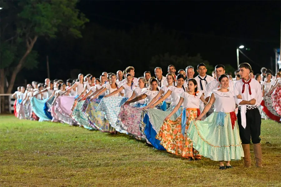 Con 600 bailarines, un ballet ti&ntilde;&oacute; de celeste y blanco la segunda noche del festival de Diamante-