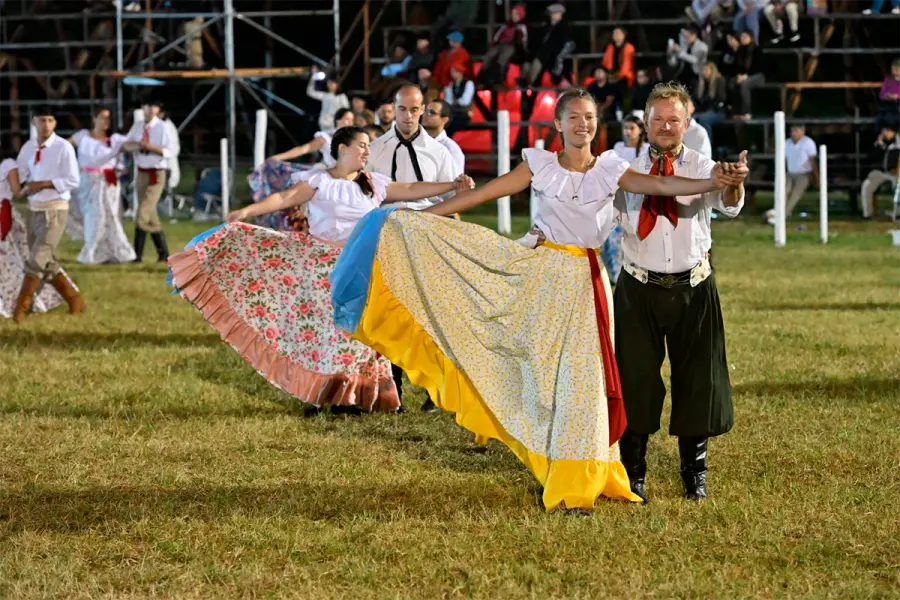 Con 600 bailarines, un ballet ti&ntilde;&oacute; de celeste y blanco la segunda noche del festival de Diamante