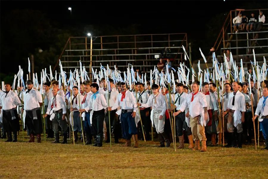 Con  600 bailarines, un ballet ti&ntilde;&oacute; de celeste y blanco la segunda noche del festival de Diamante