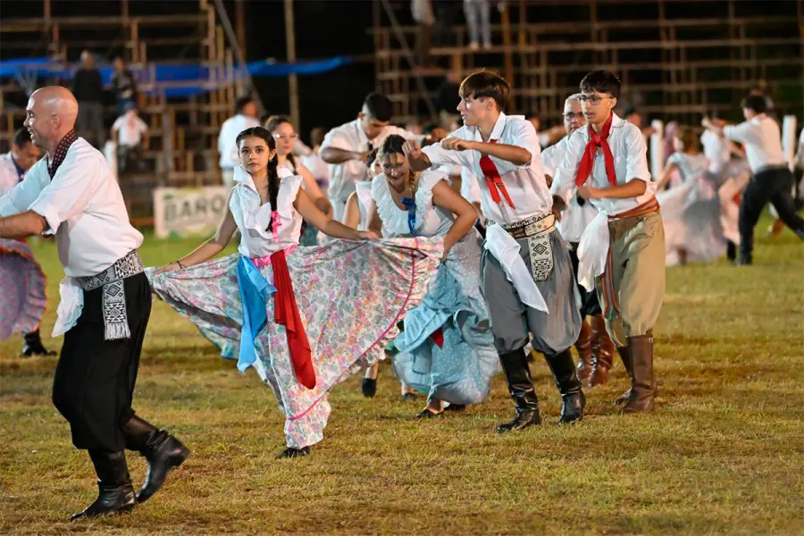 Con casi 600 bailarines, un ballet ti&ntilde;&oacute; de celeste y blanco la segunda noche del festival de Diamante