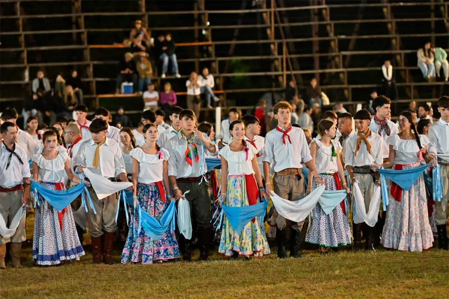 Con 600 bailarines, un ballet ti&ntilde;&oacute; de celeste y blanco la segunda noche del festival de Diamante-
