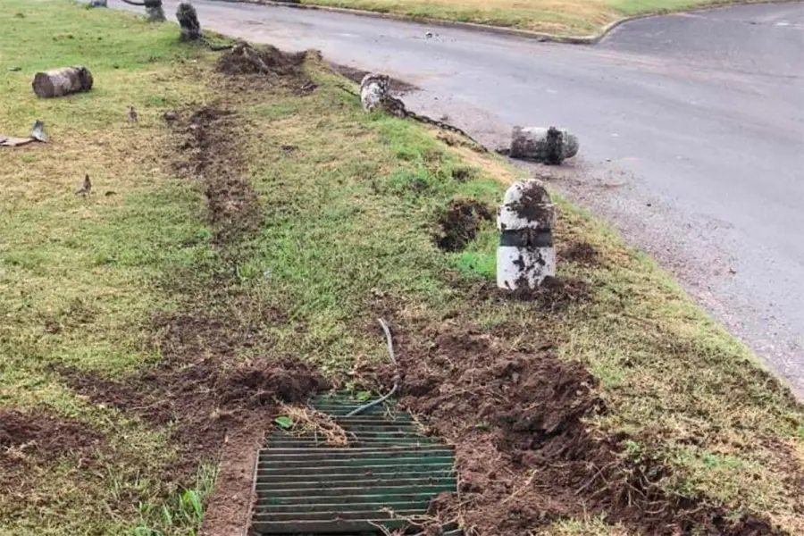 Conductor alcoholizado despist&oacute; e impact&oacute; su camioneta contra  unos pilotes