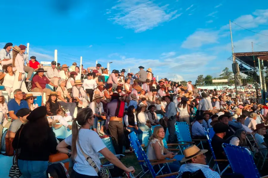 Mucha gente en las tribunas. Foto: Elonce.