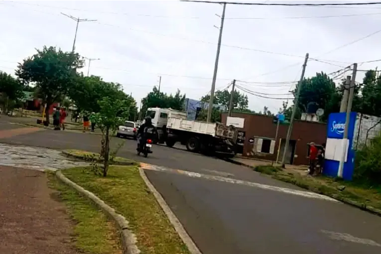 Fuerte choque entre un auto y un camión