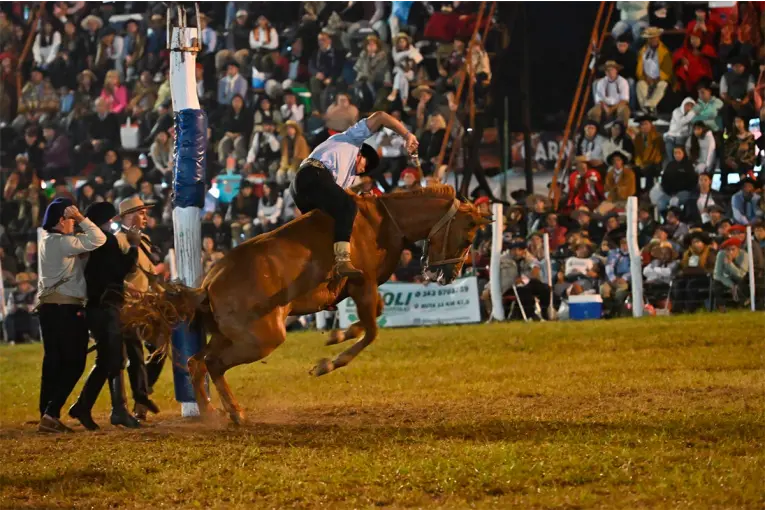 Festival de Diamante: intensa noche de jineteadas con gran cantidad de público en las tribunas