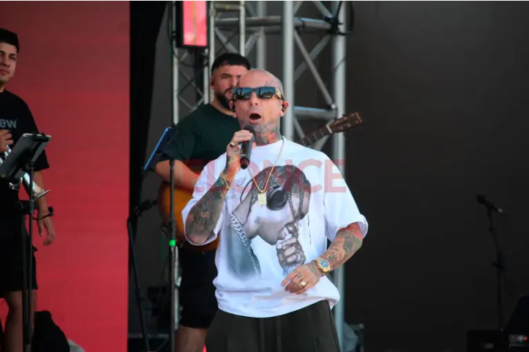 Ke Personajes presenta su nuevo álbum con una preescucha en la plaza de Concepción del Uruguay