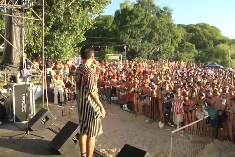 Con Enzo Barzola, comenzaron los shows en la Fiesta de la Playa en Villa Urquiza