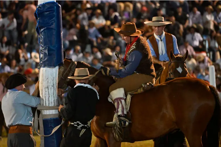 “Lo más interesante es ver la bravura y la corcoveada del animal”, explicaron los jurados de la jineteada de Diamante