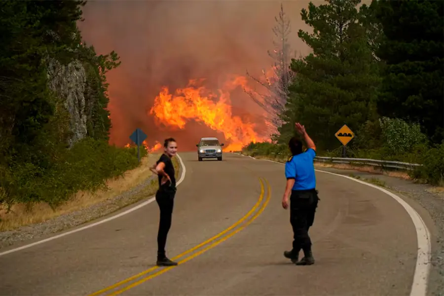 Fuego sobre ruta 40, entre Epuy&eacute;n y El Hoyo (foto archivo)