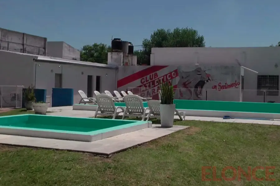 Las piletas del Club Paran&aacute; est&aacute;n abiertas de 14 a 20. Foto: Elonce.
