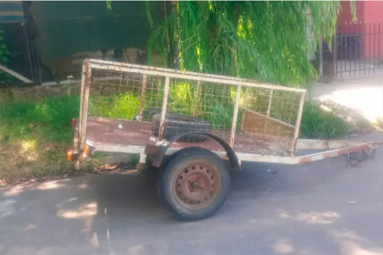 Detuvieron a dos hombres cuando desarmaban un tráiler que habían robado en Paraná