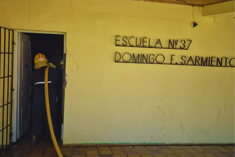 Bomberos Voluntarios de Hernandarias se sumaron a la recuperación de la escuela incendiada