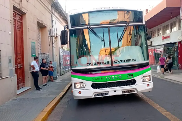 El estado de salud del hombre que cayó al descender de un colectivo