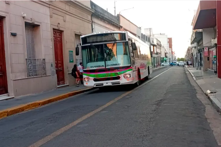 Pasajero muerto al descender de un colectivo: empresa colaborará para “esclarecer los hechos”