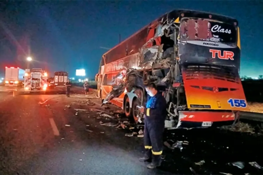 Un cami&oacute;n choc&oacute; y destroz&oacute; la parte trasera de un colectivo en Ruta 9 -Campana Noticias
