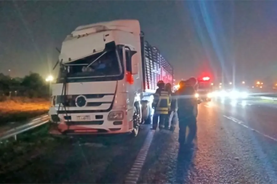 Un cami&oacute;n choc&oacute; y destroz&oacute; la parte trasera de un colectivo en Ruta 9 - Campana Noticias