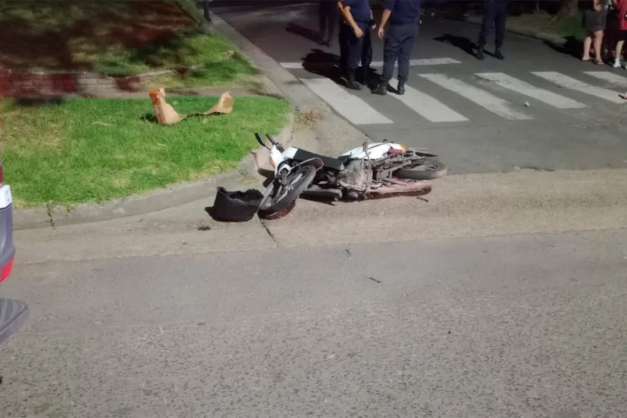 As&iacute; qued&oacute; la moto tras el impacto / Foto: Bomberos Voluntarios Paran&aacute;
