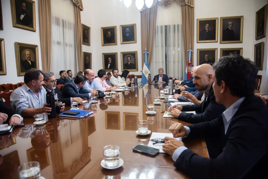 Frigerio en reuni&oacute;n de gabinete (foto Gobierno de Entre R&iacute;os)
