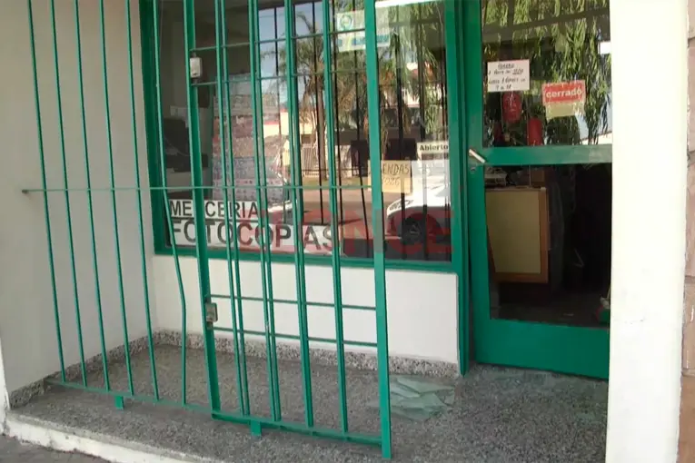 Robaron en una librería de Paraná: forzaron una reja y provocaron destrozos 