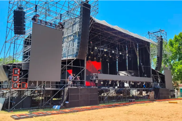 Arman el escenario para la Fiesta Nacional de la Playa de Río