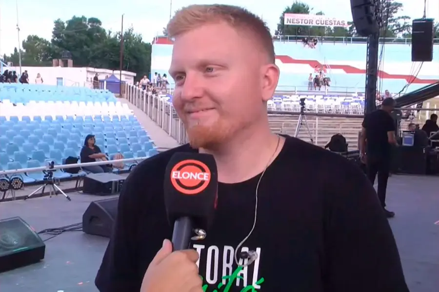 El joven que toca el acorde&oacute;n en Litoral Mit&aacute;