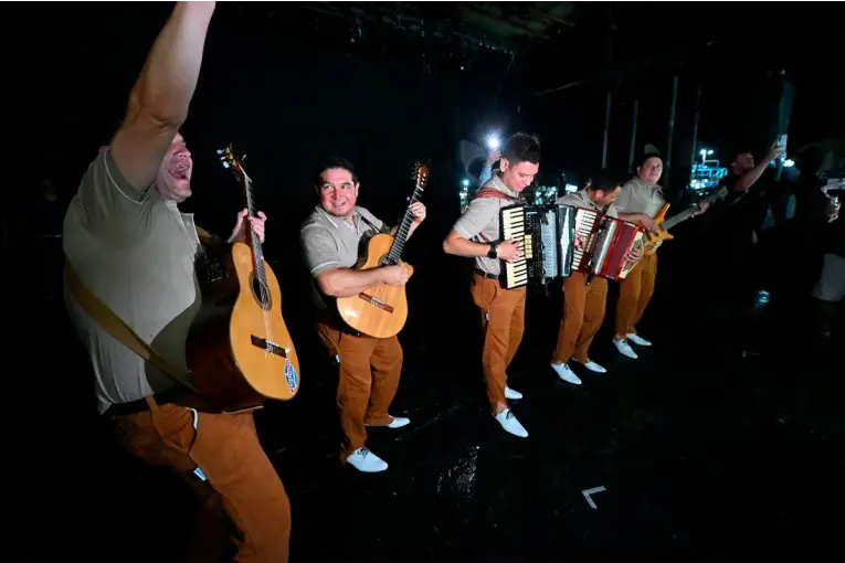 Los Majestuosos del Chamamé y el épico cierre en Diamante: sin micrófonos, bajo la lluvia e iluminados por celulares y relámpagos