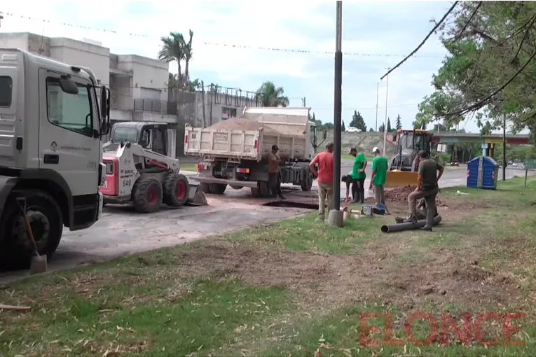 Reparan una cañería distribuidora de agua potable sobre avenida Blas Parera
