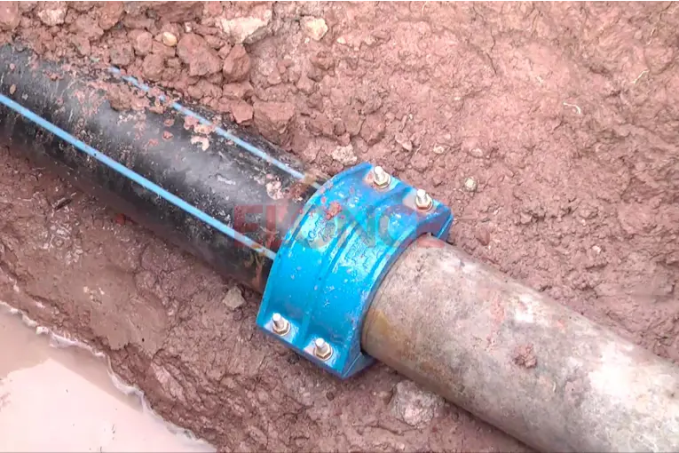 Finalizó la reparación de cañería distribuidora de agua potable sobre avenida Blas Parera