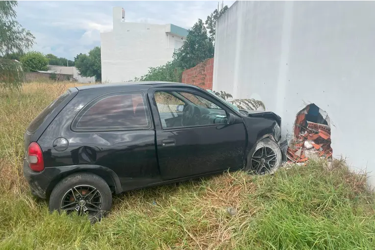 Un auto se incrustó contra una casa: el conductor adujo que maniobró por el empedrado suelto