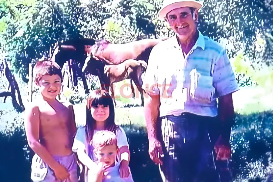 Rub&eacute;n &ldquo;Mencho&rdquo; Gil, junto a sus hijosFoto: Imagen mejorada con Inteligencia Artificial (Elonce)