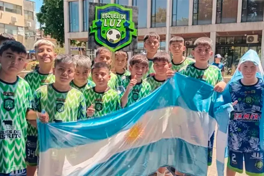 Valent&iacute;n, en Chile, junto a sus compa&ntilde;eros de la escuelita Luz de Cipolletti (foto Ma&ntilde;ana de Cipolletti)