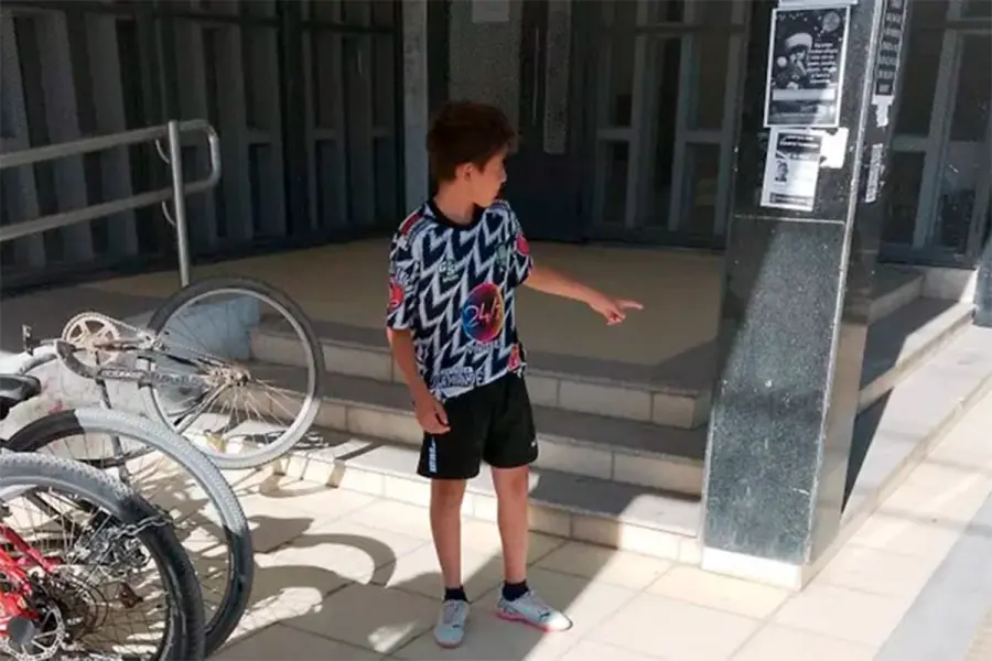 Valent&iacute;n en el Juzgado el d&iacute;a que habl&oacute; con el Juez (foto Ma&ntilde;ana de Cipolletti)