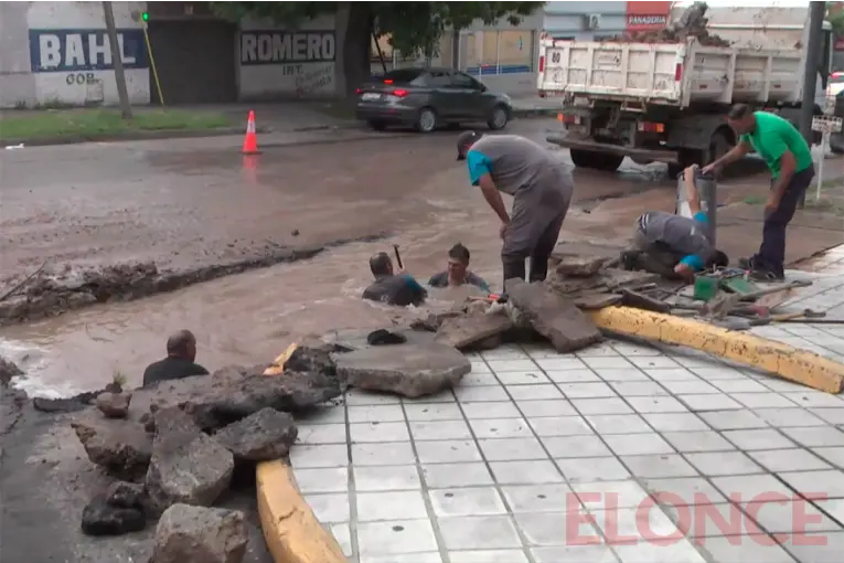 Reparan un caño y hay baja presión de agua en el centro y otras zonas de Paraná 