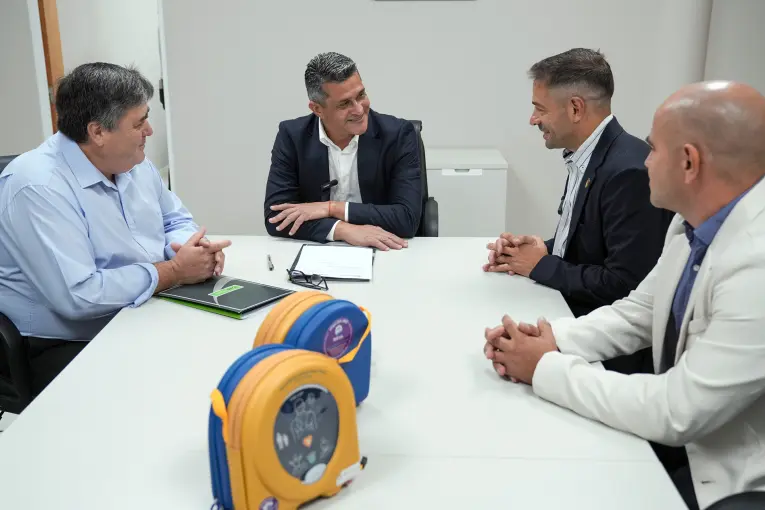 El Ministerio de Salud recibió 16 desfibriladores donados por el IAFAS